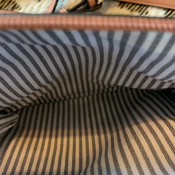 Elegant Pink Crossbody Bag - Picture 6 of 9